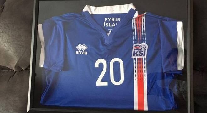 Consul da Islândia presenteou o deputado com uma camisa oficial do time