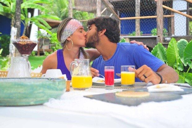 Deborah Secco passou todo o Carnaval ao lado do novo namorado, Hugo Moura. Segundo agência de fotos, a atriz viajou com o rapaz para Fernando de Noronha. O casal foi clicado aos beijos e trocando olhares na pousada Teju-açu