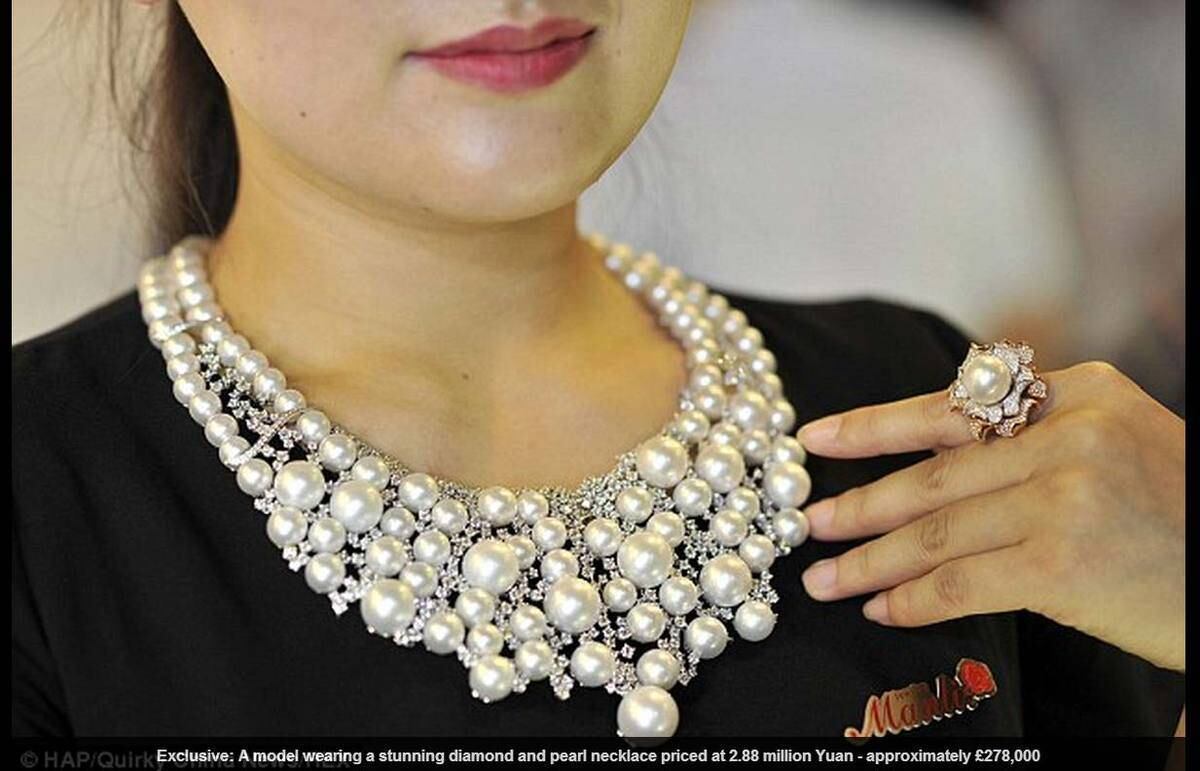 Como toda feira de luxo, não faltam joias. O colar acima, de pérolas e diamante, juntamente com o anel, é vendido por 2,8 milhões de yuans, mais de R$ 1 milhão