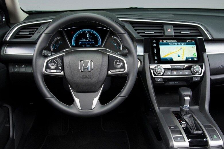 Por dentro, sai de cena o painel de instrumentos dividido em dois níveis, que caracteriza a geração atual e a anterior, lançada em 2006. Nesta nova linha, o Civic apostará em um estilo mais tradicional, com os instrumentos atrás do volante, porém com um toque de modernidade, já que o velocímetro será reproduzido em um visor de LCD