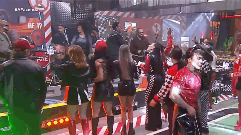 Reprodução em GIF/Peões curtem show de Pixote | A Fazenda 17 (09:13)
