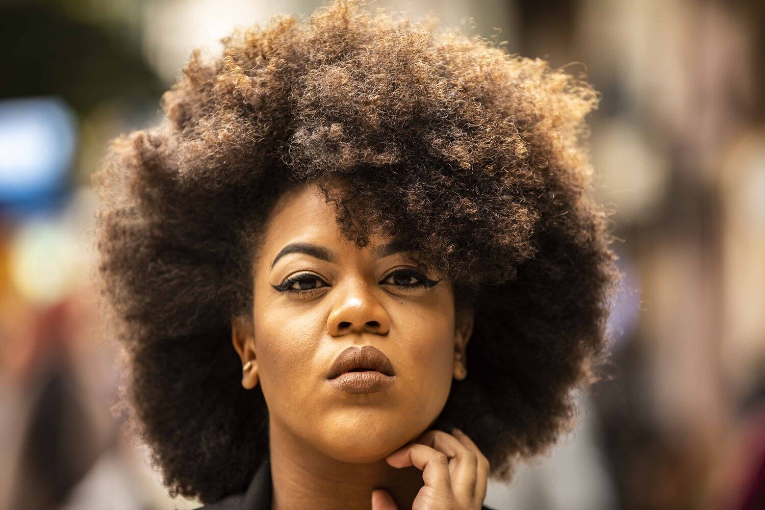 Quem vê carão não vê coração, né, mores?! A maquiadora Karolline Sabino, de 27 anos, nem sempre se aceitou assim, com esse poder todo. Quando ficou grávida e percebeu que iria passar os nove meses sem poder usar química, ela não teve dúvidas: resolveu cortar o cabelo bem curtinho. De primeira, ela já se jogou no “big chop”, que é a fase da transição na qual se corta toda a parte alisada das madeixas. “Eu fazia alisamento desde os 3 anos de idade, mas depois da transição tudo mudou. Foi uma mudança que começou não só esteticamente, mas passei a entender melhor todo o poder que tenho”, conta Karolline