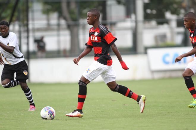 Vinicius Junior (Flamengo)

Vinicius Junior é a bola da vez do elenco flamenguista para a Copa SP de 2017. O jogador tem apenas 16 anos, mas já chama atenção pelo seu talento e irreverência em campo