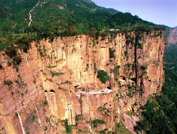 Túnel de Guoliang (China) - Escavado no meio da montanha pelos moradores da pequena cidade chinesa, o trajeto é cheio de curvas e tem uma descida íngreme e escorregadia. É bom checar os freios antes de botar o pé nessa estrada