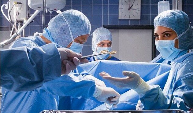 Médico esqueceu celular dentro de paciente e mulher só percebeu quando sentiu a barriga vibrar