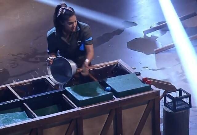 Na arena, os peões precisaram enfrentar uma Prova de Fogo dividida em quatro partes, que somariam pontos ao final. Na primeira fase, Lucas, Tays e Mirella precisavam atravessar bolinhas de um lado da plataforma para o outro com o auxílio de um balde de água