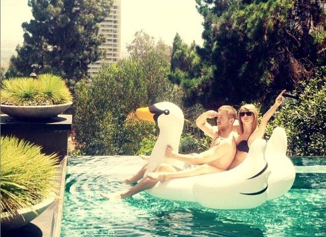 Taylor Swift entregou de uma vez o relacionamento com Calvin Harris quando, em uma premiação, ela não conseguiu conter a emoção e deu um abraço no artista. Os fãs da loirinha se agitaram todos na rede social por causa do romance assumido