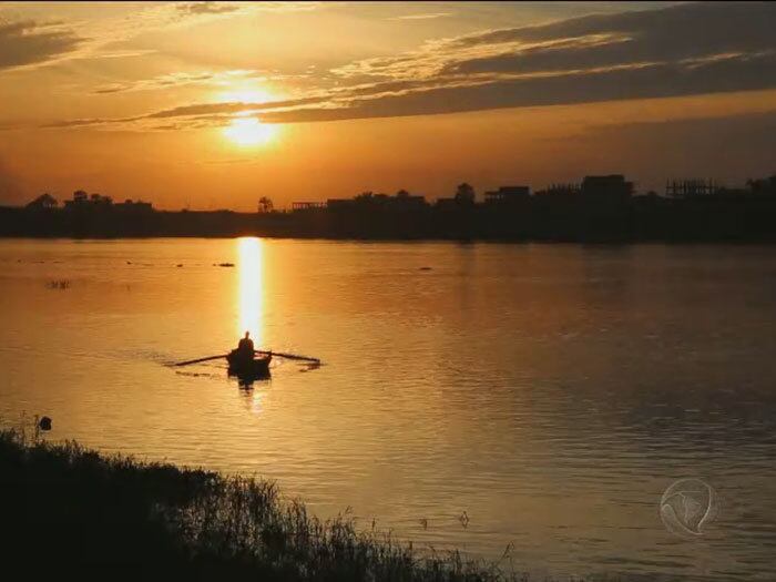 Com certeza você já ouviu falar, em algum momento da vida, sobre o rio Nilo e o quanto ele foi importante para o desenvolvimento do Egito. Mas, na última reportagem da série Enigmas do Egito você vai se surpreender com algumas curiosidades 

+ Na série Enigmas do Egito, Adriana Araújo tem acesso à tumba secreta da rainha Nefertari. Espie fotos!

+ Na série Enigmas do Egito, conheça o mercado mais famoso do Cairo e a trajetória de Moisés

+ No clima da novela Os Dez Mandamentos, Jornal da Record desvenda os segredos das pirâmides do Egito

+ Curta o Jornal da Record no Twitter

+ Curta o Jornal da Record no Facebook           
