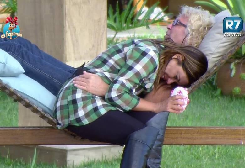 O carinho também vale na
hora da tristeza, viu, gente? Ovelha foi um bom exemplo no jogo e, com seu
ombro amigo, abraçou Mara Maravilha quando ela mais precisava 

+ JP Mantovani conversa com Gianne Albertoni logo após sua saída de A Fazenda
+ Chuva de tuítes: Douglas Sampaio lê mensagens dos internautas; assista ao vídeo!
+ Ana Paula afirma para Luka que não é perfeita: "Não sou a mulher dos sonhos do Thiago"
+ JP Mantovani é o décimo primeiro eliminado de A Fazenda. Relembre a trajetória do peão
+ Aguenta, coração! Relembre as emocionantes cartas de despedida deixadas pelos peões de A Fazenda
+ Para JP Mantovani, Rayanne Morais só faz tipo e está encenando: "Acho que a Rayanne tá atuando bem!"
