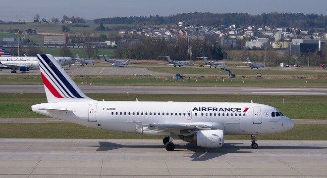 Criança foi encontrada no trem de pouso da esquerda do avião