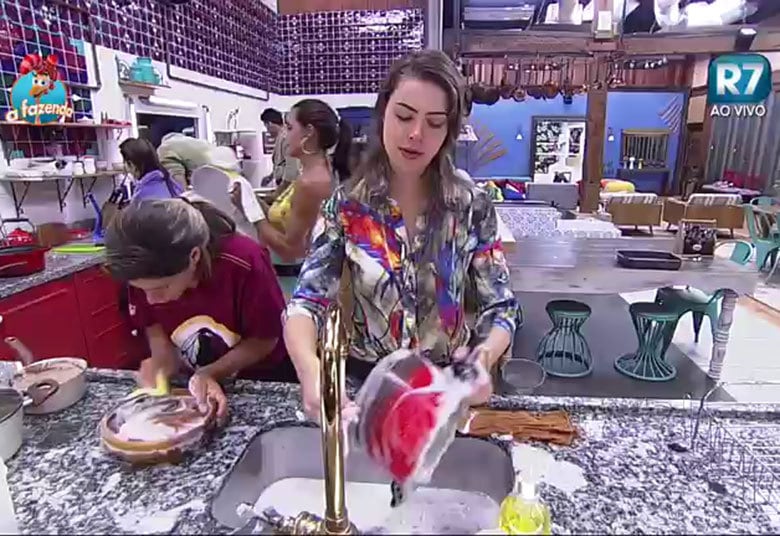 Os peões não gostaram muito da punição e, como
resposta, deixaram pratos, copos e talheres para ela lavar. Sem dar muita bola
para a atitude dos outros confinados, ela colocou a mão na massa e deixou a
cozinha nos trinques 

+ Em atividade, peões comentam momentos marcantes de cada uma das semanas de confinamento
+ Turma do Ronco: Peões descansam durante a tarde do último sábado de A Fazenda 8
+ Douglas, Rayanne e Ana Paula cantam músicas de Latino e peão enfatiza: “Quem planta sacanagem colhe solidão”


