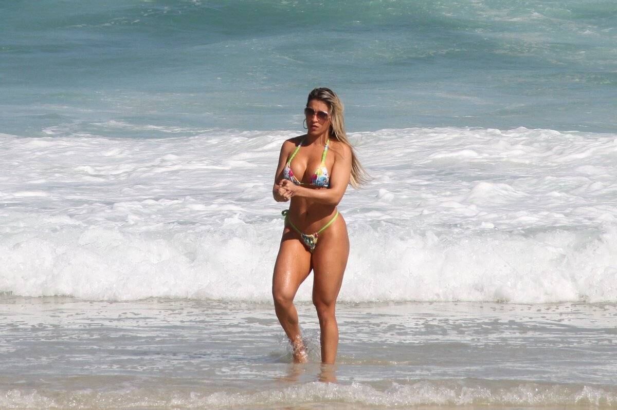 Dani Vieira foi à praia da Barra da Tijuca, no Rio de Janeiro
