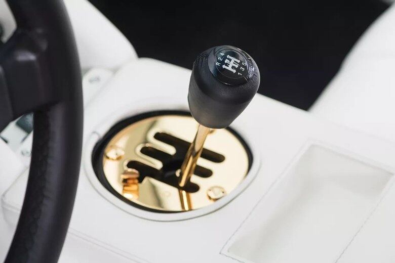 Seu interior é praticamente todo feito em braco, e o câmbio manual tem a base dos engates feita de ouro