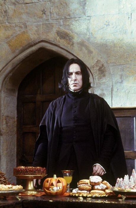 "Posso ensinar-lhes a engarrafar fama, a cozinhar glórias, até a pôr fim na morte"
Logo na primeira aula, Snape mostrou o poder que tinha nas mãos ao realizar as poções mais perigosas de Hogwarts