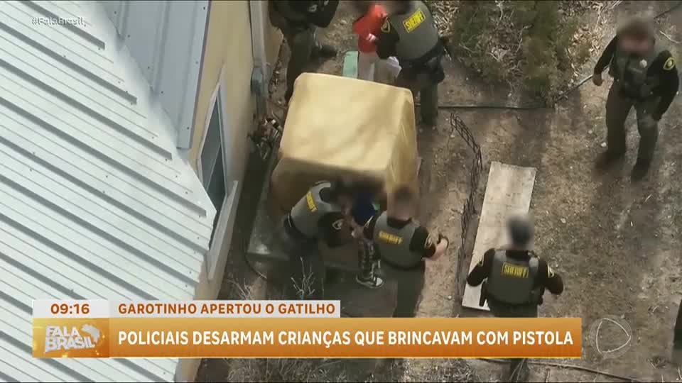 Vídeo: policiais desarmam crianças que brincavam com pistola nos EUA