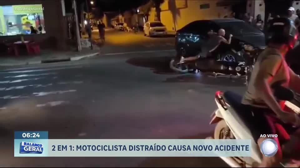 Motociclista distraído bate na traseira de carro que havia acabado de se envolver em outro acidente