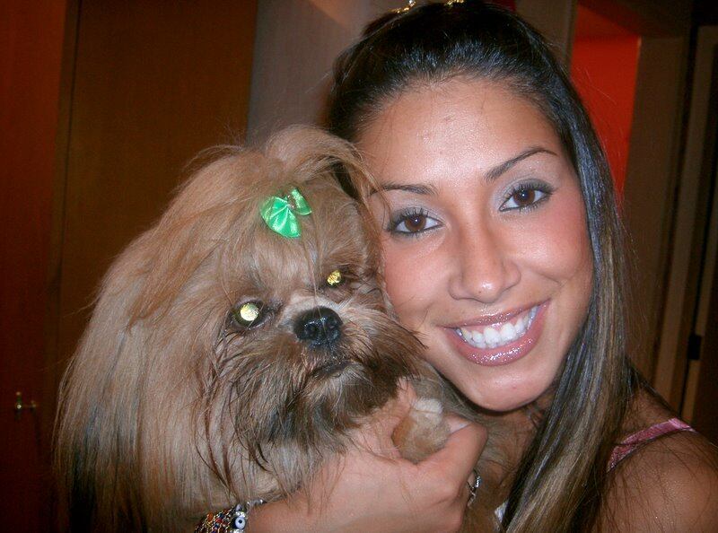 A gata posou sorrindo com o seu cachorrinho e a única coisa que não mudou nela é o sorriso. Até a pele da moça era diferente 