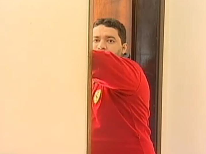 Bruno José, de 26 anos, foi quem chamou a polícia e disse que o casal tinha sido vítima de um bandido, que tentou assaltar a residência. Mas a Polícia descobriu que á vítima foi assassinada depois de descobrir que o rapaz mantinha um relacionamento extraconjugal com a mãe dela. Veja na reportagem
+ Quer ver tudo o que rolou no Cidade Alerta? Veja a íntegra no R7 Play