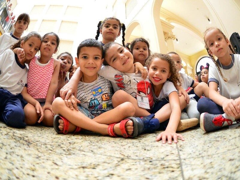Crianças de quatro a seis anos foram encontrar o Papai Noel na abertura da campanha no prédio histórico dos Correios, em São Paulo