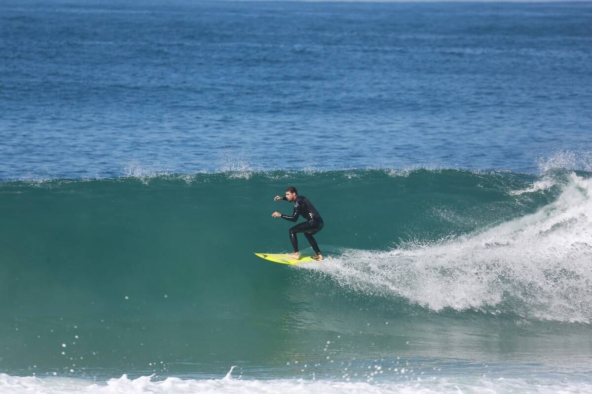 Cauã Reymond surfou no Recreio dos Bandeirantes nesta segunda-feira (21)