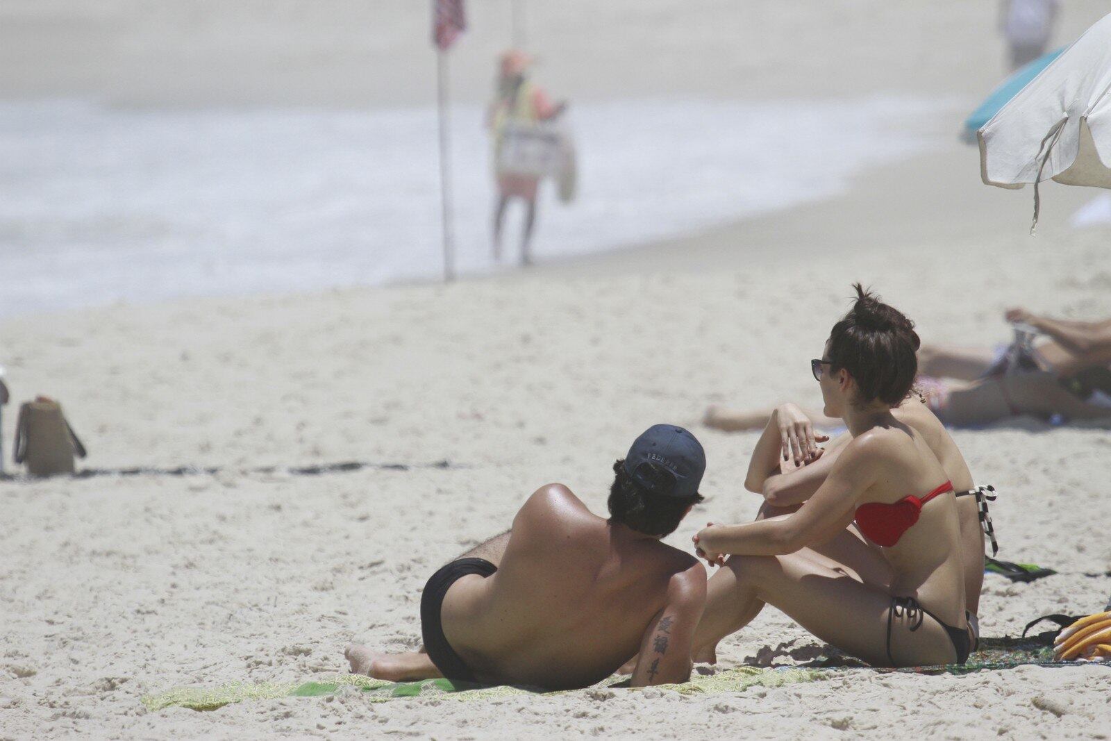 Atriz foi clicada nas areias da Barra da Tijuca, no Rio de Janeiro