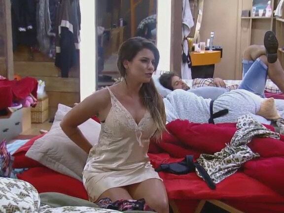 E Babi parece que continuou sem entender o motivo de tanta indignação de Sorvetão 



— Por quê?




Andréia Sorvetão foi curta e grossa!



— É muito sensual!


+ Em banho com Cristina Mortágua, Babi mostra corpão e aproveita para se depilar


+ Que calor! Peões dão show e mostram corpos sarados durante o banho

+ "O maior problema do ser humano é a admiração virar inveja", diz Bruna Tang

+ Quer parar de soluçar? MC Brunninha dá dica para te ajudar. Clique e descubra!

