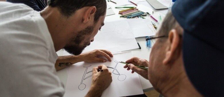 Jovens e idosos trocam experiências no projeto que leva arte colorida para as ruas de Estarreja