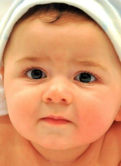 Segurança é essencial para garantir esse momento de alegria, por isso a fisioterapeuta recomenda que o bebê jamais seja deixado sozinho durante o banho. “Boias de pescoço, redes e almofadas de banheira podem trazer a falsa impressão de segurança. Por isso, segure o bebê firmemente. Para os pequenos, apoie a cabecinha no antebraço enquanto a sua mão fizer uma pegada em grandes articulações, como ombro e quadril do bebê; o bumbum do bebê deve encostar na superfície da banheira e a água subir até a barriguinha. Fique atento também para a temperatura da água, que deve estar em torno de 36ºC. Incentivo os pais a buscarem ajuda profissional caso sintam-se inseguros ao posicionar seu bebê durante o banho”, orienta Geovana Régis.