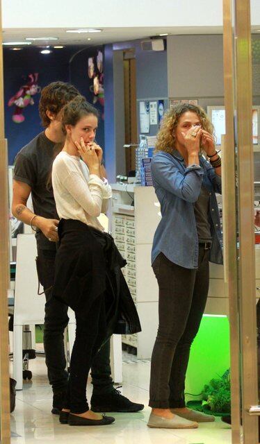 Chay Suede e Laura Neiva passeiam em shopping carioca nesta segunda-feira (17)