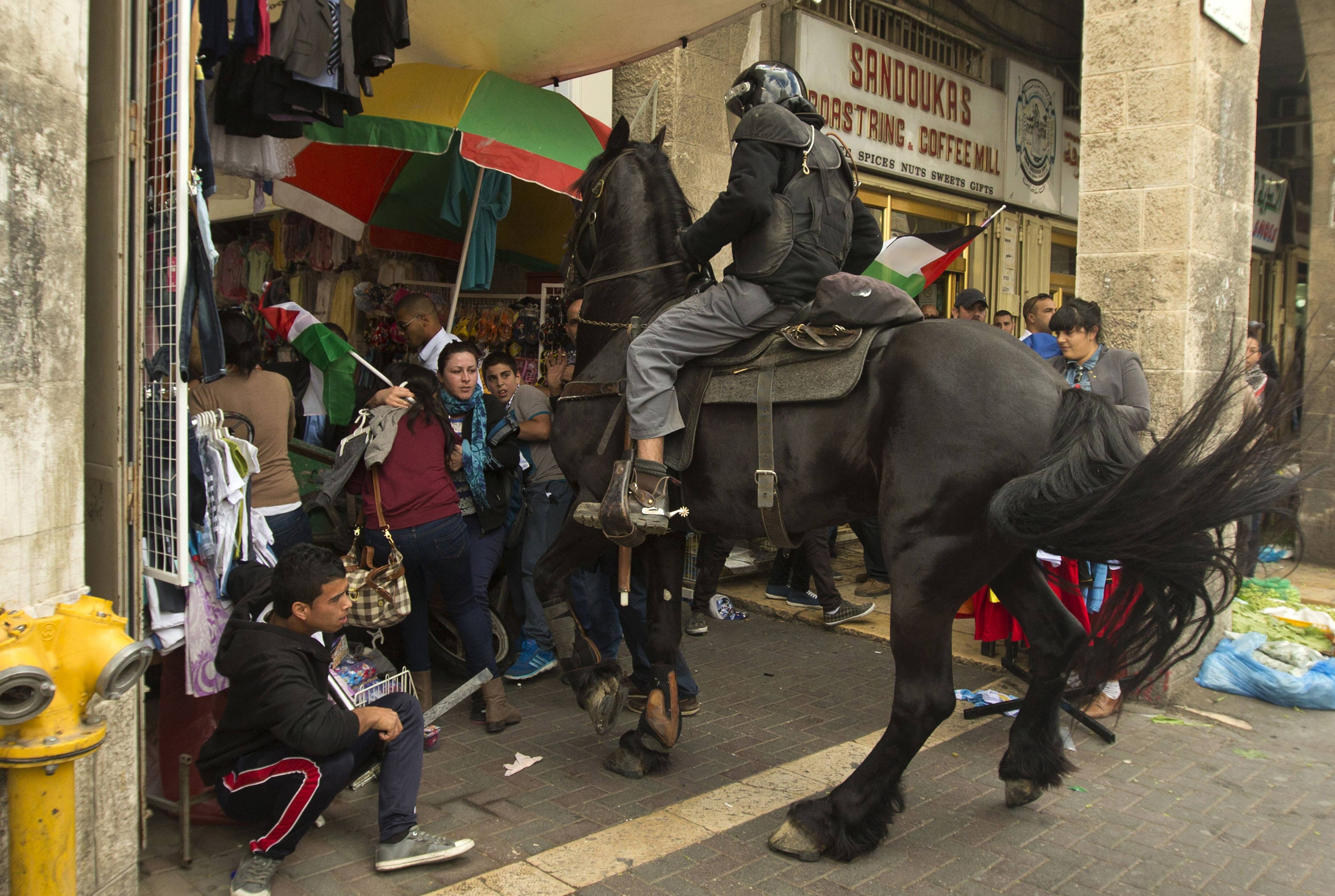 

Um
policial israelense tenta dispersar
manifestantes palestinos durante
confrontos em frente portão de
Damasco. Milhares de palestinos foram às ruas na Cisjordânia e na Faixa de Gaza para protestar no 65º aniversário da criação do Estado de Israel