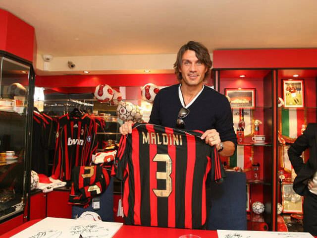 Outra lenda do futebol viveu dias de glória também no futebol italiano. O zagueiro Paolo Maldini jogou futebol até os 40 anos, sem nunca trocar de clube. Vestiu a camisa do Milan desde as categorias de base, em 1978. Se profissionalizou em 1984, para se tornar o maior jogador da história do clube milanista. Encerrou a carreira em 2009, após mais de 900 partidas com a camisa rossoneri