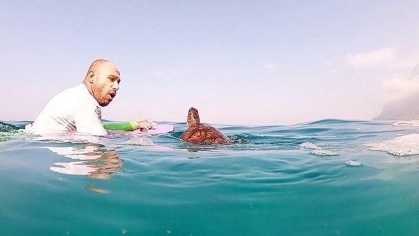 Marcello disse que Eric e outro amigo perceberam que o animal estava engasgado, provavelmente com algum lixo ou rede de pesca, e decidiram rapidamente levá-lo até a areia