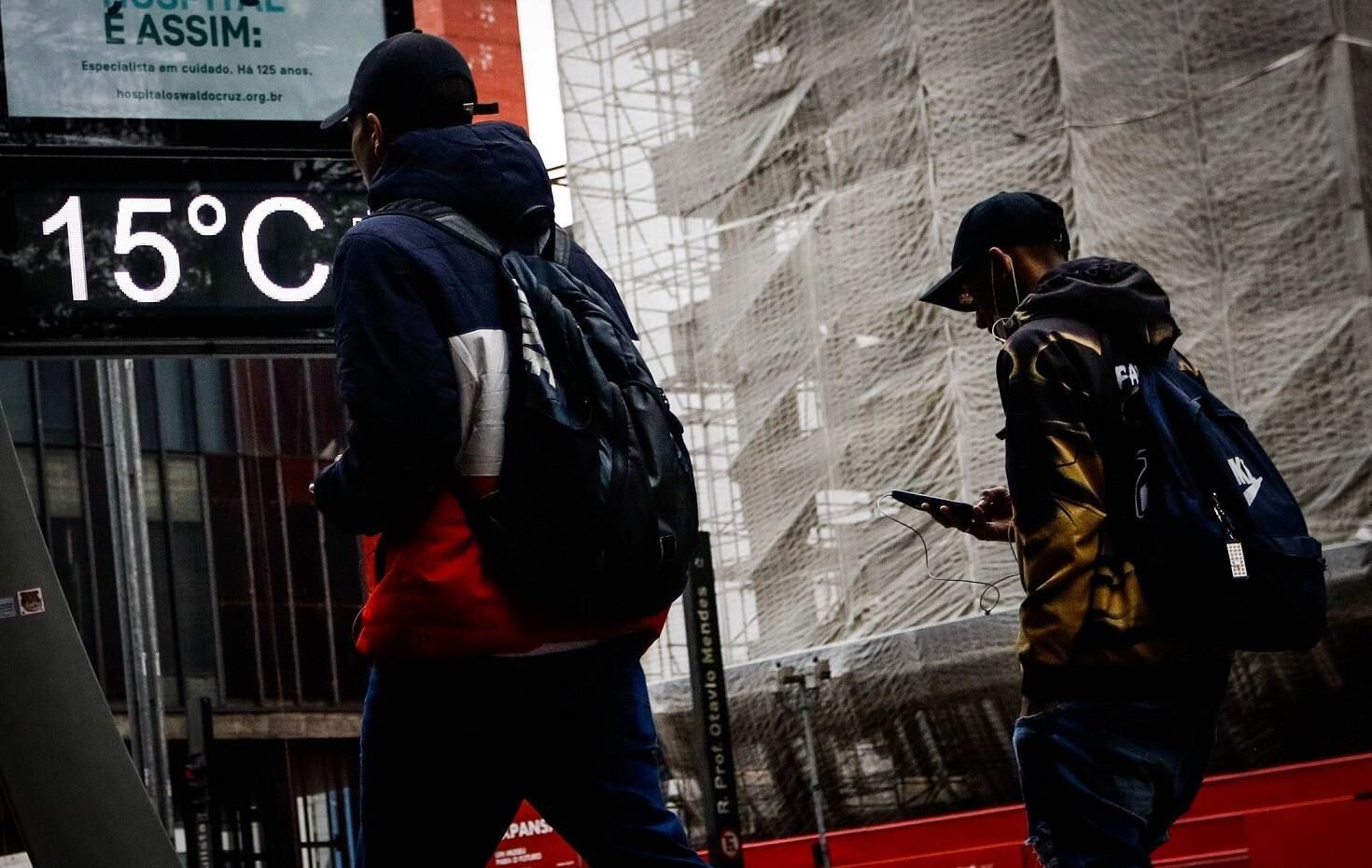 A quarta-feira (31) vai começar, segundo o órgão da prefeitura, com sensação de frio e variação de nuvens. Pela manhã, a nebulosidade diminui e o sol passa a predominar, o que vai facilitar a elevação da temperatura. Não há previsão de chuva. Os termômetros oscilam entre 8ºC, na madrugada, e 20ºC, no meio da tarde. Os menores percentuais de umidade se aproximam dos 40%
