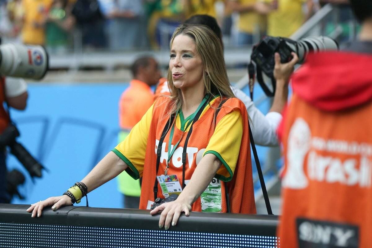 Danielle Winits conseguiu um colete de fotógrafa para acompanhar o jogo entre Brasil e Alemanha bem de pertinho. Apesar das críticas que a atriz recebeu, a Fifa explicou que a loira participou da campanha de um patrocinador e, por isso, ganhou o privilégio; saiba mais