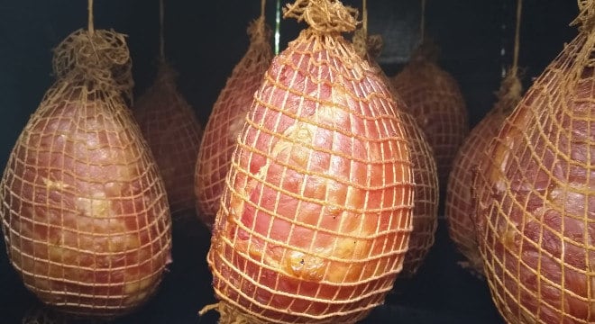 Dá até para preparar tender em casa com a técnica da defumação