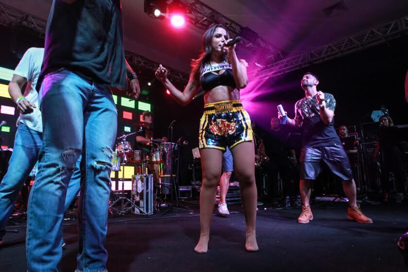 Anitta chamou os meninos para dançar!