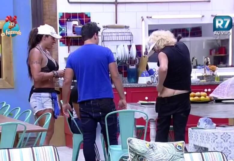 Respondendo à piada, Ovelha exibiu a cicatriz de uma cirurgia antiga na coxa e acabou mostrando mais do que deveria

+ Com caras e bocas, Mara Maravilha rouba a cena em votação
+ João Paulo Mantovani alfineta Thiago Servo: "Está arrogante"
+ Luka acorda estressado e manda recado para Douglas
