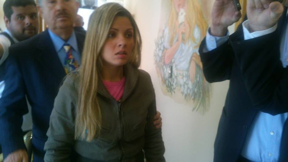 Depois de passar 16 dias no hospital por sofrer uma cotovelada, Fernanda
Regina Cézar Santiago, 30, contou que o agressor Anderson Oliveira, 34, é parente de sua
vizinha Luzinete. A vítima diz que era paquerada pelo marido de Luzinete e, por este motivo, começou a sofrer ameaças da vizinha
