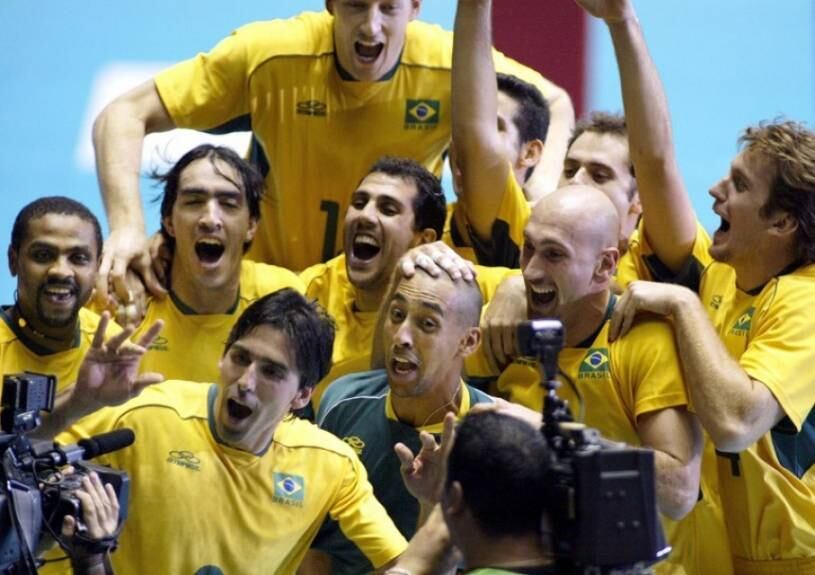 Brasil x Sérvia e Montenegro - Masculino - Final do Mundial de 2003
A Seleção Brasileira protagonizou uma final de mundial eletrizante em 2003. A equipe enfrentou a Sérvia e Montenegro e conseguiu a vitória no tie-break, por inacreditáveis 31 a 29, fechando a partida em 3 sets a 2. As parciais foram de 25-16, 21-25, 19-25, 25-23 e 31-29
