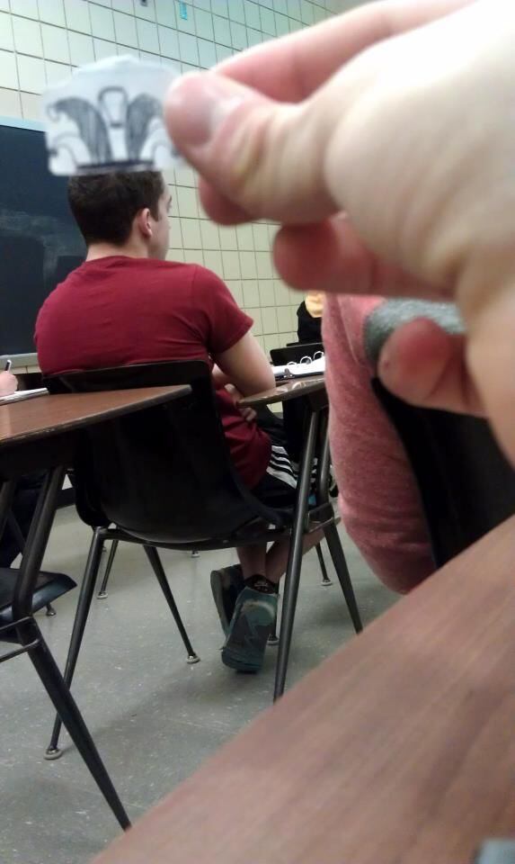 Tem colega nosso que só precisa do chapéu para ser o bobo da corte, não é?