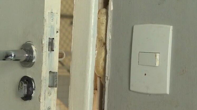 A esposa do criminoso também foi atingida com a faca no rosto. A polícia contou que a companheira de Gilson nunca fez Boletim de Ocorrência contra o marido