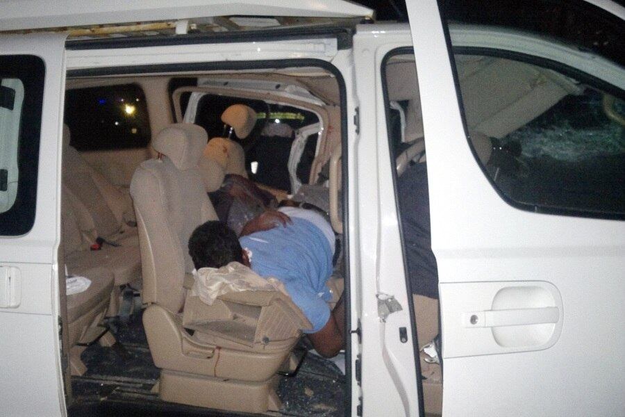 Um homem inconsciente foi fotografado dentro de um dos veículos após o acidente