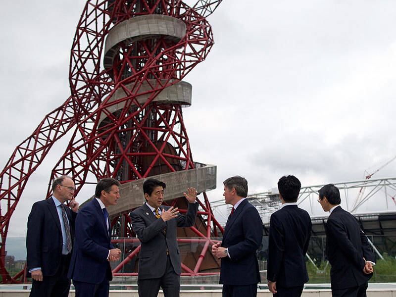 O primeiro-ministro do Japão, Shinzo Abe (terceiro à esquerda), conversa com políticos britânicos e o organizador dos Jogos Olímpicos de Londres, Sebastian Coe (segundo à esqueda), e o ministro de Relações Exteriores da Inglaterra, Hugh Robertson (terceiro à direita), em frente ao Estádio Olímpico durante visita a Londres nesta sexta-feira (2). Durante visita a Londres, parte da viagem de nove dias ao continente europeu, Abe testemunhou a assinatura do Memorando de Cooperação entre Japão e Reino Unido
