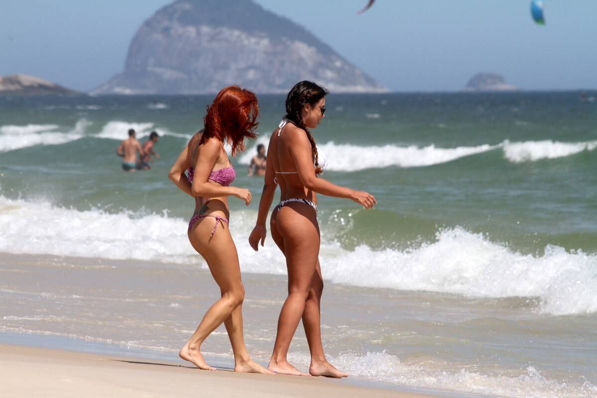 Patricia Jordane exibe corpão na praia