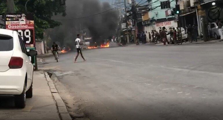 Protesto na Cidade de Deus interditou estrada Miguel Salazar