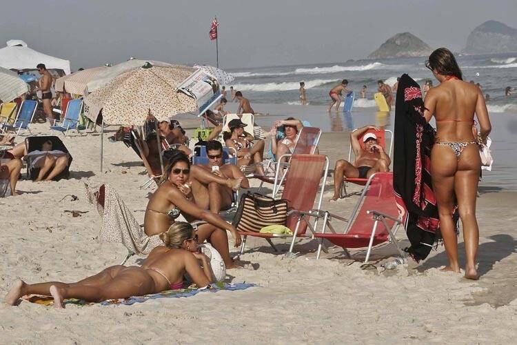 A praia da Barra da Tijuca está liberada apenas em alguns trechos