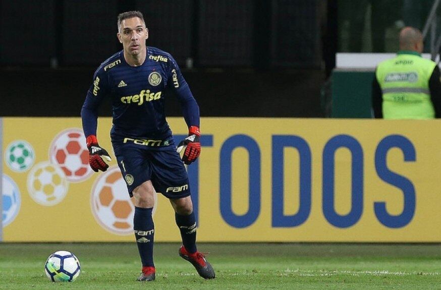 Fernando Prass é o jogador mais velho do elenco do Palmeiras, mas a idade avançada não inibe seu desejo de seguir no clube paulista: aos 40 anos, o goleiro quer renovar com o