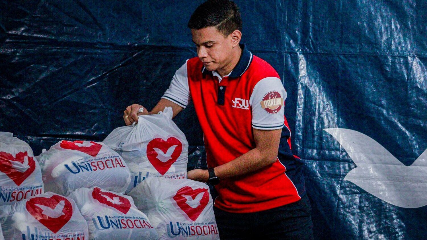 Coleta de doações para pessoas carentes