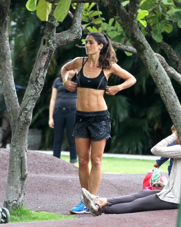 Preocupada com sua forma física, Cynthia Howlett investe em exercícios e numa dieta balanceada para ficar com tudo em cima