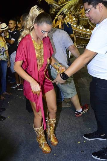 A imperatriz da escola, Marianne Ranieri, a Miss Bumbum Portugal, chegou atrasada e se trocou na avenida mesmo!